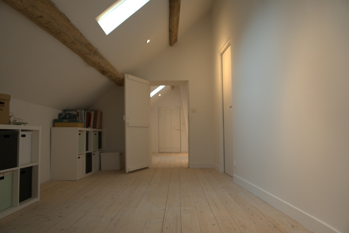 photo maison avec faux plafond, lumières encastrées et mur blanc